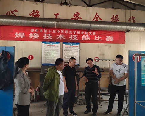 和靈石縣第一職業(yè)高中校領(lǐng)導(dǎo)在?？疾? /></div>
		<h2 id=