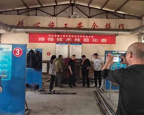 和靈石縣第一職業(yè)高中校領(lǐng)導(dǎo)在?？疾? /></div>
		<h2 id=