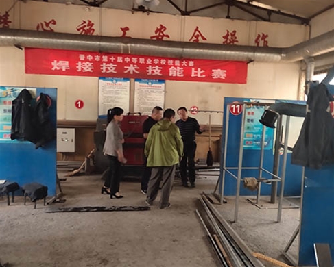 和靈石縣第一職業(yè)高中校領(lǐng)導(dǎo)在?？疾? /></div>
		<h2 id=